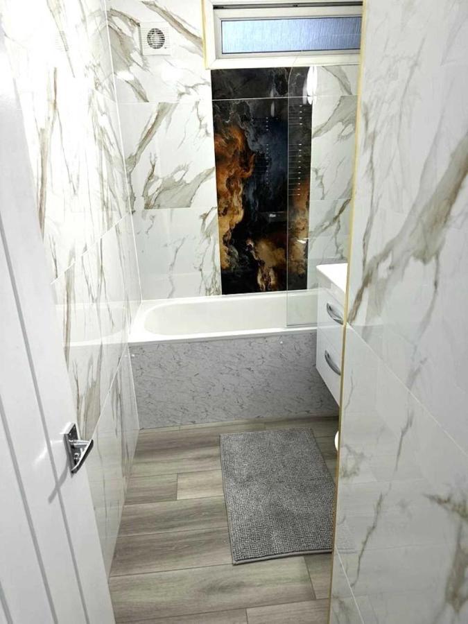 Stylish Apartment At Carlton Grove Лондон Экстерьер фото